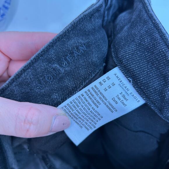 AE American Eagle Black High Waist High Rise Denim Mom Jean 10 EXTRA SHORT - Picture 5 of 5